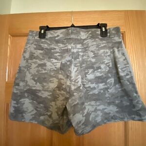 Women’s spanx camo shorts - size large